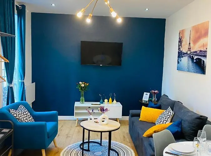 Happy Place Like Home - Chic Parisian Apartment